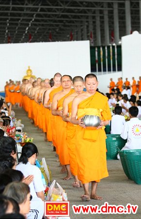 Giving food offering to International Dhammadyada monks