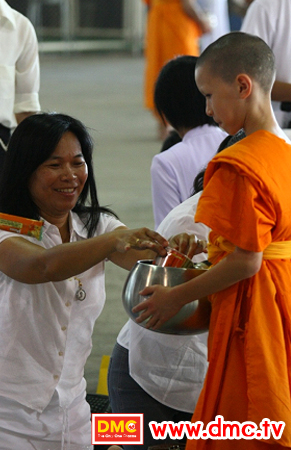 Giving food offering to International Dhammadyada monks