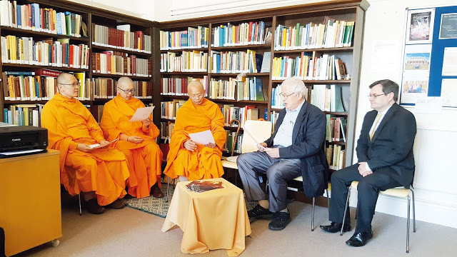 ร่วมหารือกับท่านศาสตราจารย์ Richard Gombrich ณ ศูนย์พุทธศาสตร์แห่งมหาวิทยาลัยออกซฟอร์ด (Oxford Centre for Buddhist Studies)