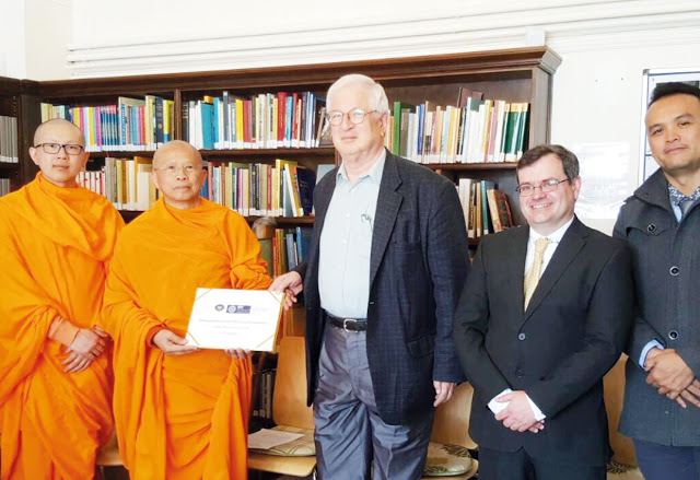 ร่วมหารือกับท่านศาสตราจารย์ Richard Gombrich ณ ศูนย์พุทธศาสตร์แห่งมหาวิทยาลัยออกซฟอร์ด (Oxford Centre for Buddhist Studies)